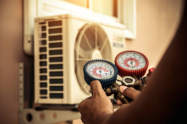 Professional Hvac technician working in Homosassa Springs, FL